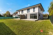 Prodej novostavby, bytu 5+kk, 160m plochy s garáží, a pozemkem 331m, 30 minut východně od Prahy, cena 11499000 CZK / objekt, nabízí 
