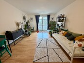 Pronájem moderního bytu 2+kk s balkonem, garážovým stáním a sklepem, cena 14900 CZK / objekt / měsíc, nabízí 